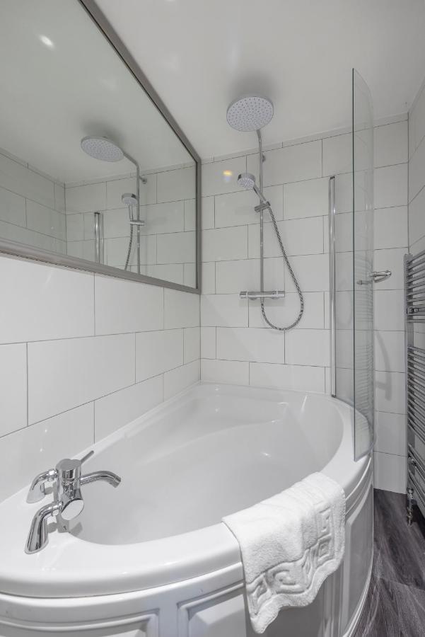 Cotswold Manor House - Country House Retreat With Hot Tub, Ideal For Large Groups Petty France 외부 사진
